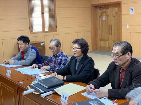 ▲ 이장회의에 참석한 김남아(오른쪽 둘째) 이장. /고성군