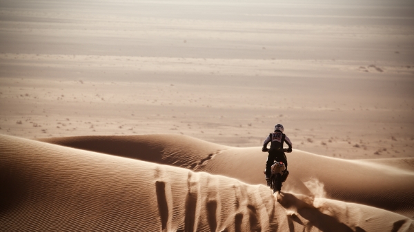 한국인 최초로 다카르랠리 모터사이클 부문에 출전 중인 류명걸 선수가 망망대해 같은 사우디아라비아 사막을 헤치고 앞으로 달려가고 있다. /정주영 사진가 제공