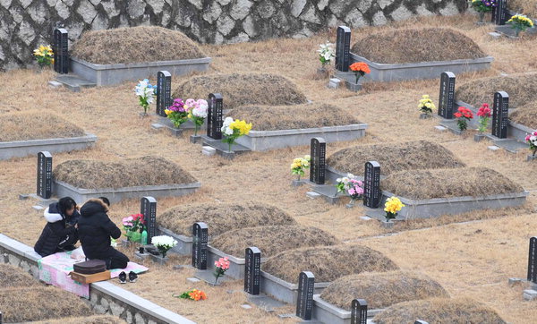 ▲ 설을 앞둔 19일 창원시 마산합포구 진동면 인곡리 창원공원묘원에서 한 가족이 성묘를 하고 있다. /김구연 기자 sajin@