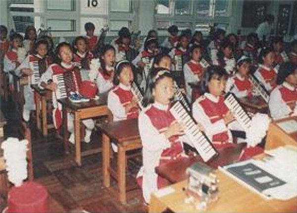▲ 90년대 추정. 교실에서 멜로디언을 연주하는 학생들.