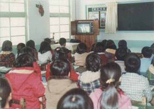 ▲ 1982년 11월 시청각교육이 한창인 교실.