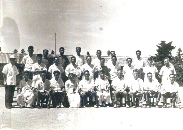 ▲ 1964년 이동초등학교(28년 만에 만난 16회 졸업생).
