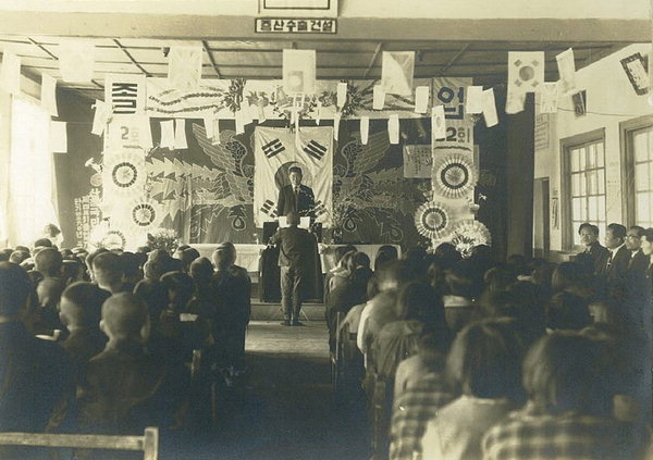 ▲ 1966년 산청초등학교 졸업식.
