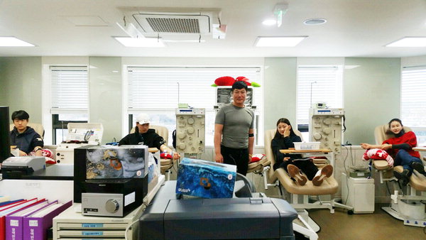 ▲ 산청에 사는 김원식(가운데) 씨 가족이 지난 18일 진주 헌혈의 집에서 단체 헌혈을 하고 있다.  /경남혈액원
