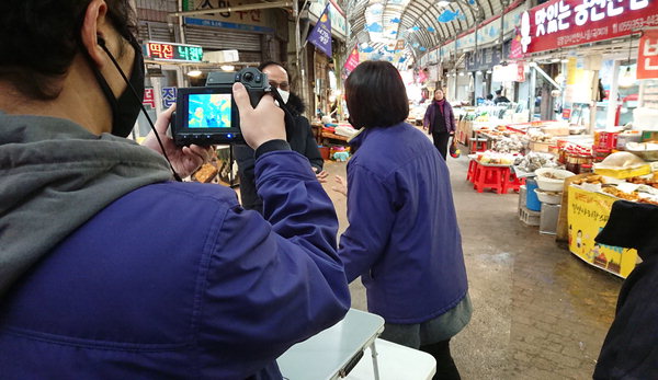 ▲ 밀양시 직원들이 지난 22일 밀양아리랑시장에서 열화상 카메라를 이용해 상인들 체온을 측정하고 있다. /밀양시