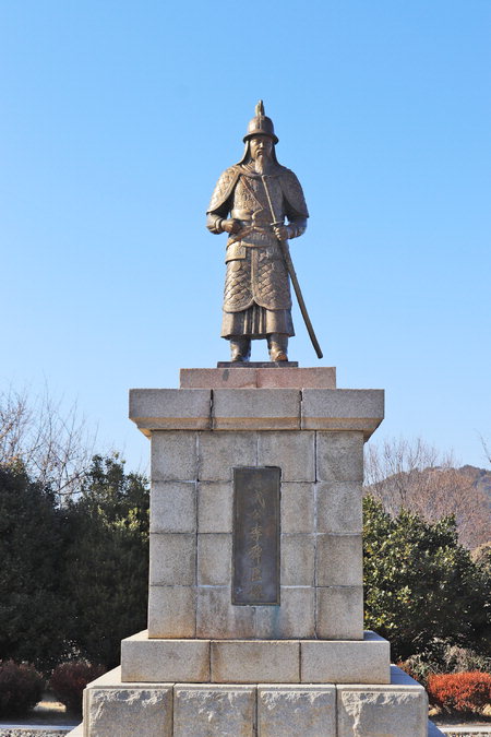 ▲ 통영 남망산 정상에 있는 이순신 장군 동상. 한국전쟁 중에 세워졌다. /이서후 기자