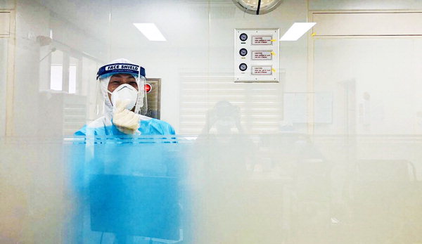 ▲ 마산의료원 음압병동 안에 있는 최원호 의사를 직원이 찍은 모습.