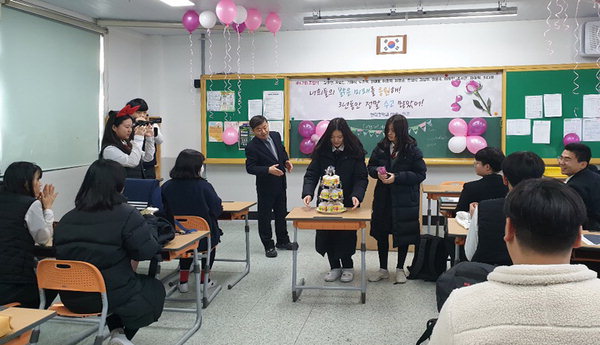 ▲ 김해 한림중 졸업생들이 자신들의 이름이 적힌 케이크를 자르며 졸업을 축하하고 있다.