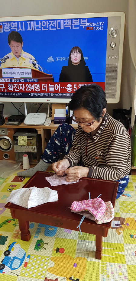 ▲ 김혜정(78) 할머니가 9일 창원시 진해구 자택에서 마스크를 만들고 있다. /가족 제공