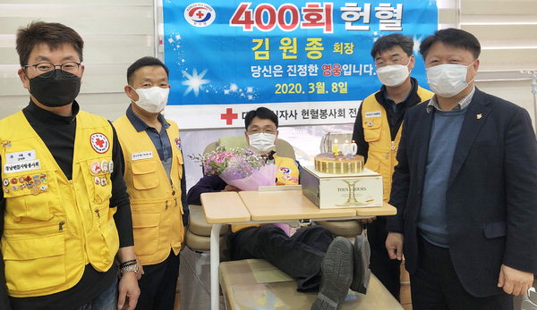 ▲ 김원종(가운데) 경남헌혈봉사회 회장이 지난 8일 헌혈의집 창원센터에서 개인 400번째 헌혈을 했다. /경남혈액원