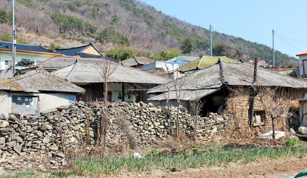 ▲ 시락마을엔 아직도 돌담과 흙벽으로 된 집들이 많이 있다. /정현수 기자