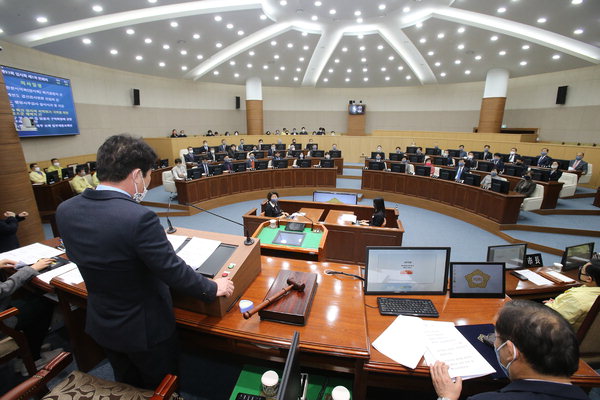 ▲ 19일 창원시의회는 제93회 임시회에서 44명 의원 전원이 출석해 마스크를 착용한 채 본회의를 하고 있다. /창원시의회