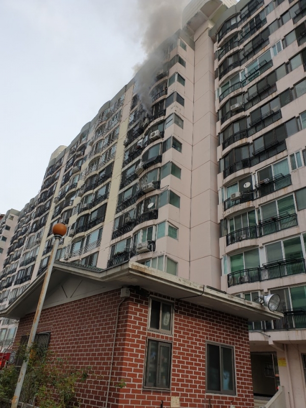 28일 오전 8시 18분께 창원 성산구 남양동 소재 아파트 9층 한 가구에서 불이 났다. /창원소방본부