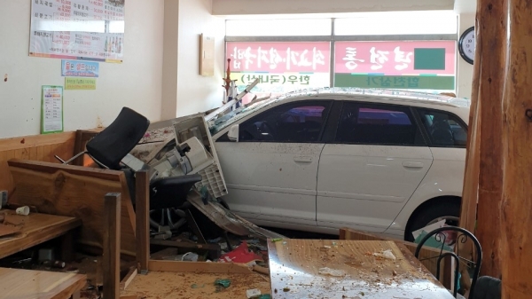 ▲ 20일 마산역 앞 한 식당에 차량이 갑자기 돌진하는 사고로 밥을 먹던 시민 2명이 다쳤다. /창원소방본부