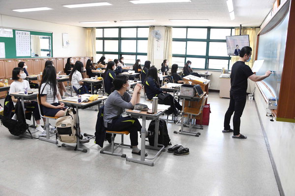 ▲ 널찍하게 띄워진 시험 대형으로 마스크를 쓴 채 수업을 듣고 있는 학생들 모습. /김구연 기자 sajin@idomin.com
