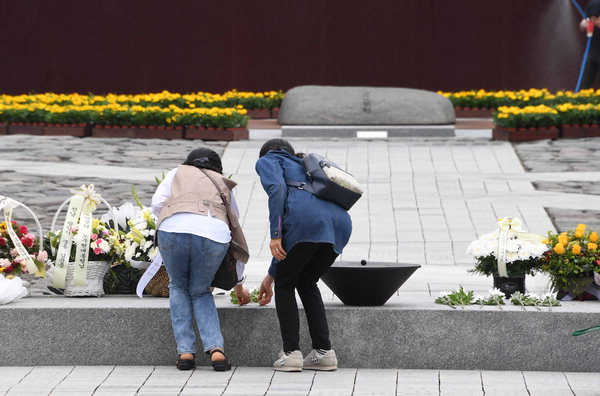 ▲ 노무현 전 대통령 서거 11주기를 이틀 앞둔 21일 김해 봉하마을을 찾은 참배객들이 묘역에 헌화하고 있다. /김구연 기자 sajin@