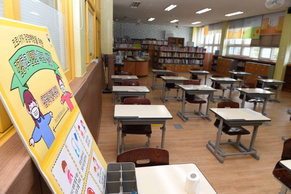 ▲ 책상이 멀리 배치된 용지초등학교 1학년 교실.  /김구연 기자 sajin@idomin.com