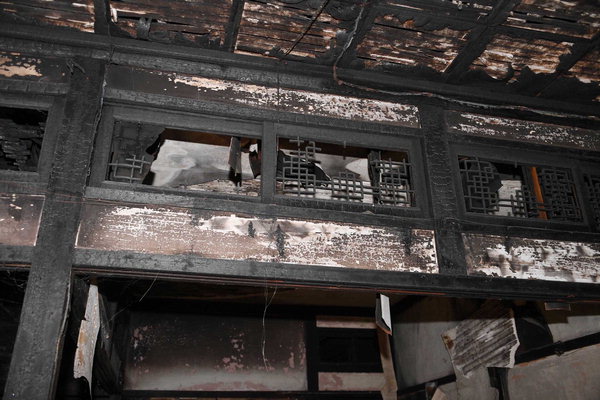 ▲ 주택 내부에 화재로 소실된 부분이 보인다. /김구연 기자 sajin@idomin.com
