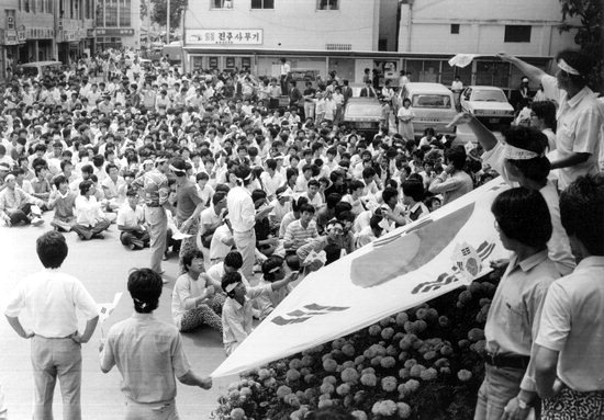 ▲ 1987년 6월 15일 진주시청 앞에서 농성을 벌이고 있는 학생과 시민들.  /6월항쟁정신계승경남사업회