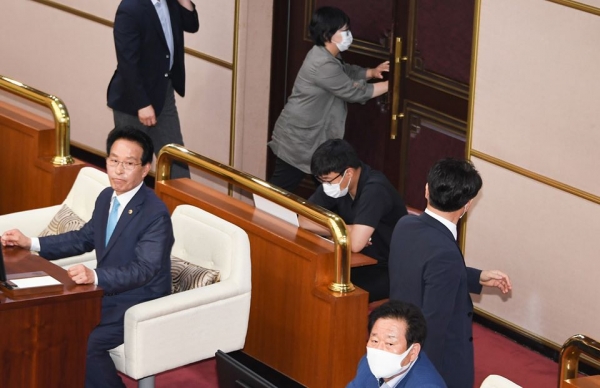 ▲ 김하용 의원이 의장으로 당선되자 민주당 의원들이 집단으로 본회의장을 빠져나가고 있다. /김구연 기자