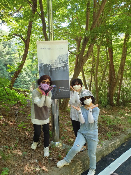 ▲ 박건자 씨 작품. 선글라스와 마스크를 착용한 참가자들이 '꽃받침' 자세를 취하고 있다.