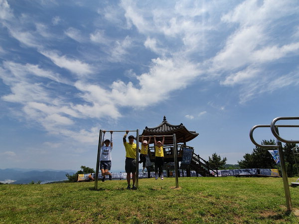 ▲ 이수현 씨 작품. 맑은 하늘을 배경으로 참가자들이 만날근린공원 철봉에 대롱대롱 매달려 있다.