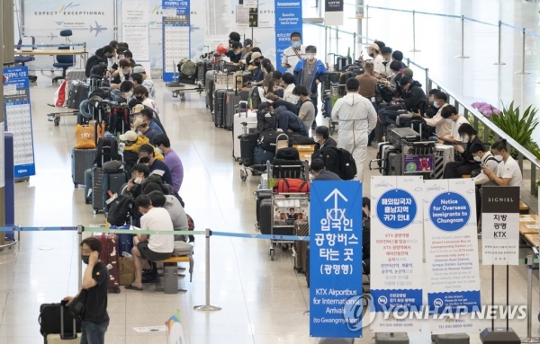 15일 오후 인천국제공항 입국장에서 교통편을 기다리는 입국자 모습./연합뉴스