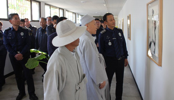 ▲ 성각 스님은 지난해 11월 진주교도소에 선화 22점을 기증했다. 기증식 참석자들이 작품을 보고 있다.  /진주교도소