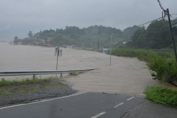 8일 오후 12시께 하동군 하동읍 목도리 하저구마을과 도로가 섬진강 범람으로 물에 잠겼다. /김구연 기자