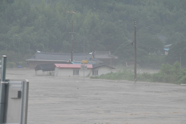 8일 오후 12시께 하동군 하동읍 목도리 하저구마을과 도로가 섬진강 범람으로 물에 잠겼다. /김구연 기자