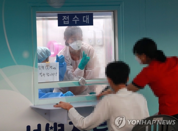 11일 부산 사하구 보건소 선별진료소에서 코로나19 진단검사를 하고 있다./연합뉴스