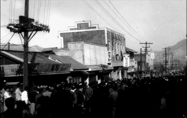 ▲ 1960년 3월 15일 현재의 마산합포구 오동동 165-7번지에 있었던 옛 민주당사 앞에 민중들이 몰려든 모습. /창원시