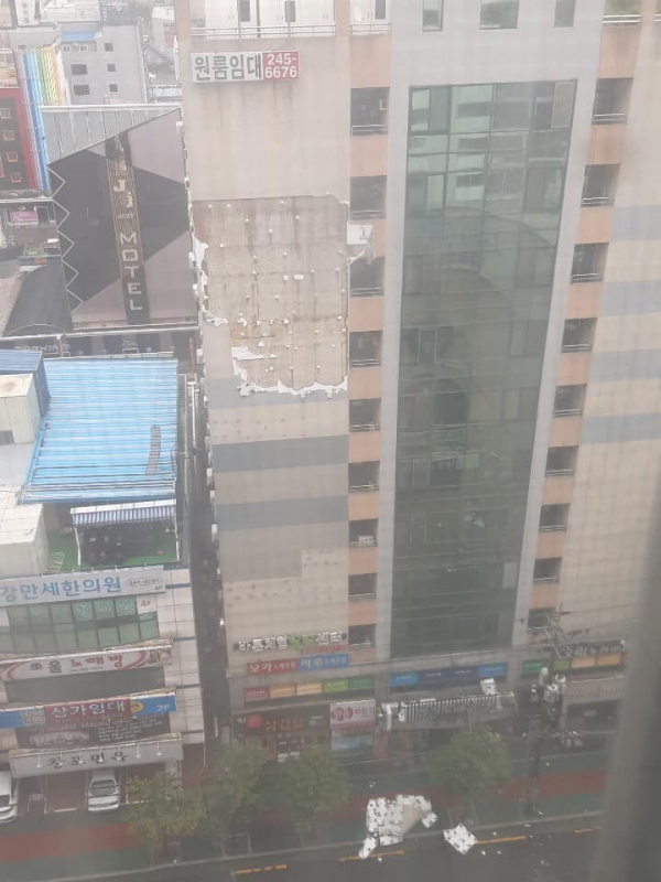 7일 10호 태풍 '하이선' 영향으로 창원시 마산합포구 해운동 대동씨코아 앞 빌딩 외벽 일부가 파손된 모습./독자