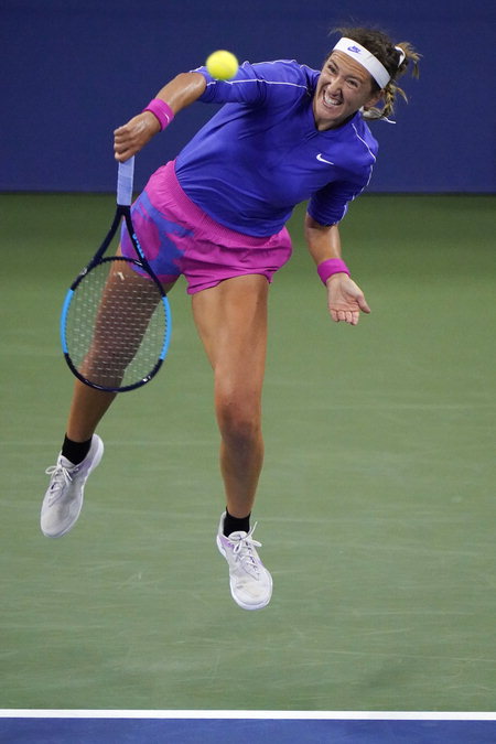 ▲ 8일(한국시각) 미국 뉴욕의 빌리진 킹 내셔널 테니스 센터에서 열린 US오픈 테니스대회 여자 단식 4회전(16강)에서 빅토리야 아자란카(27위·벨라루스)가 카롤리나 무호바(26위·체코)에게 서브를 하고 있다. /AP 연합뉴스