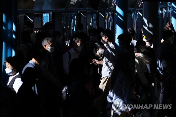 18일 오전 서울 구로구 신도림역에서 마스크를 착용한 통근자 등 시민들이 지하철 2호선으로 환승하기 위해 이동하고 있다. /연합뉴스