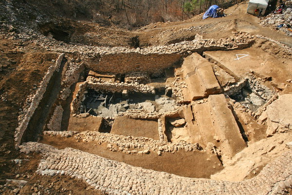 ▲ 사적 제559호로 지정된 거열산성 1차 성 집수시설 모습.  /거창군