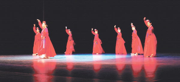 ▲ 정양자(왼쪽 둘째) 선생이 춤을 추고 있는 모습.  /춤패뉘무용단