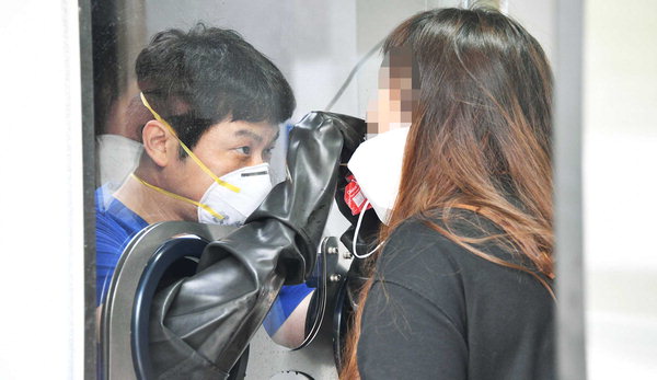 ▲ 강명구(왼쪽) 의사가 코로나 검사를 하고 있다. /김구연 기자 sajin@idomin.com