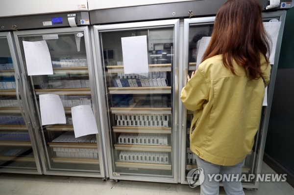 22일 오전 전남 장성군보건소에서 직원이 냉장 보관 중인 독감백신 비축분을 정리하고 있다. /연합뉴스