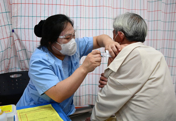 ▲ 22일 오후 창원의 한 병원에서 노인이 독감 예방 접종을 받고 있다. 며칠 새 독감 예방 접종 희망자가 줄어 노인은 기다리지 않고 접종을 받았다.  /김신아 인턴기자 sina@idomin.com