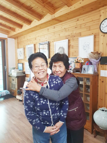 ▲ 조현자(71·오른쪽) 씨가 마을 노인 박철순(83) 씨와 함께 미소 짓고 있다.  /이창우 기자