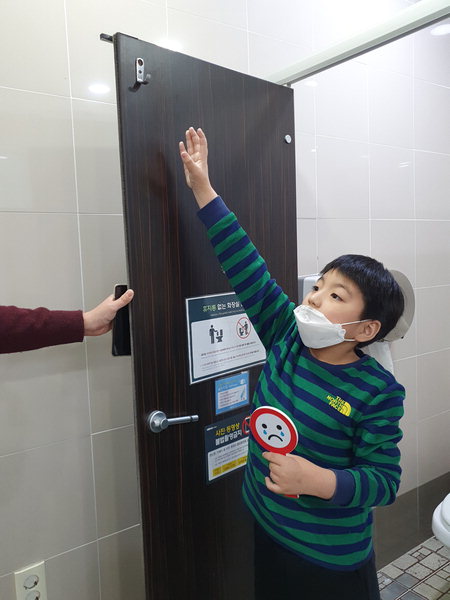 ▲ 밀양의 한 공중화장실을 김겨레(11) 군이 찾았다. 문에 달린 옷걸이는 손을 뻗어도 사용할 수 없을 정도로 높게 달려있다. /이창우 기자