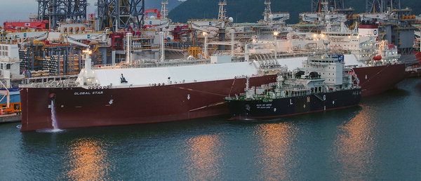 ▲ 대우조선해양이 '선박 대(對) 선박 액화천연가스(LNG) 선적작업'(Ship To Ship LNG Loading)을 전 세계 최초로 시도해 성공했다고 26일 밝혔다. /대우조선해양