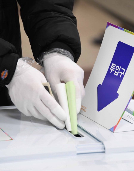 ▲ 지난 4월 15일 창원시 성산구 유권자가 투표하는 모습. /김구연 기자 sajin@