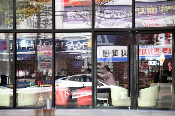 ▲ 1일 창원시 마산합포구 월영동 경남대학교 앞 한 패스트푸드점에 사람들이 삼삼오오 모여 식사를 하거나 커피를 마시는 모습./김구연 기자 sajin@idomin.com