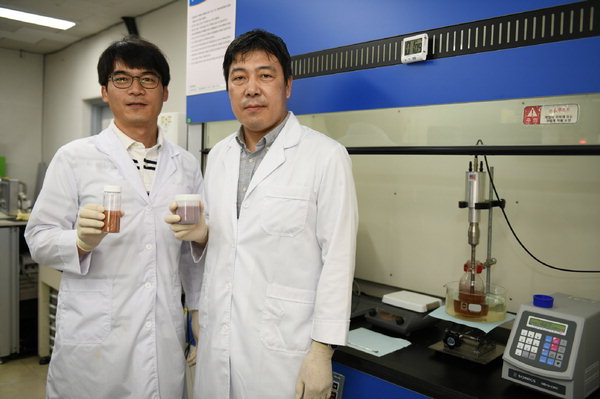 ▲ 금속 복합잉크 제조기술 개발자인 정희진·이건웅(오른쪽) 박사가 금속 그래핀 복합 파우더와 잉크를 각각 들고 있다. /전기연