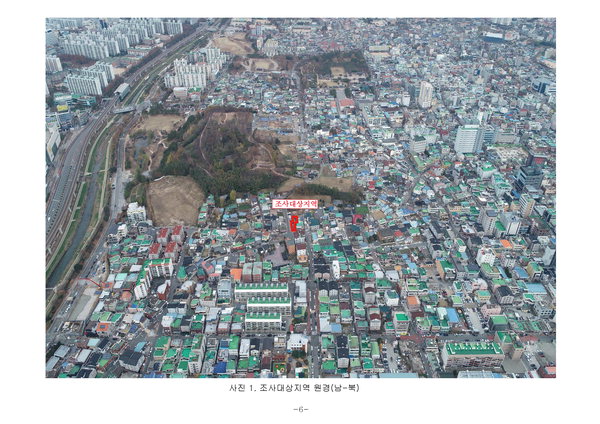 ▲ 김해시 봉황동 유적 남쪽에서 발굴된 토성 일부의 위치(위쪽).  /김해시