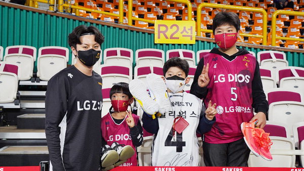 ▲ 창원LG 김시래가 지난 12일 부산KT와 경기에 앞서 경기장을 찾은 세 명의 어린 팬들에게 신던 농구화를 선물했다.  /창원LG