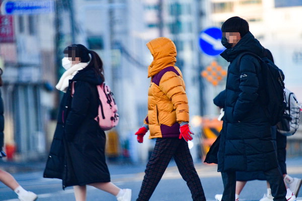 ▲ 15일 두꺼운 옷으로 온 몸을 감싼 시민들이 창원 의창구의 한 도로를 걸어가고 있다. /김구연 기자 sajin@
