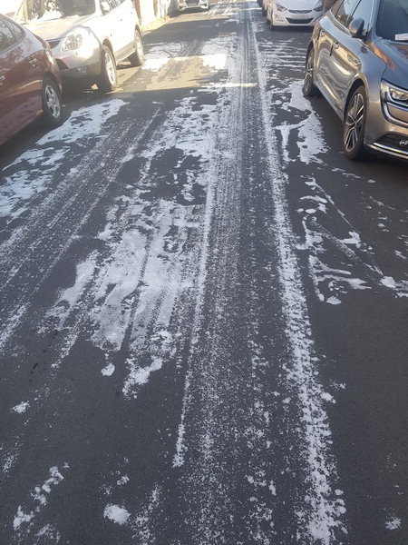 ▲ 7일 오후 창원시 의창구 명서동의 얼어붙은 이면도로가 녹지 않고 있다. /배달노동자